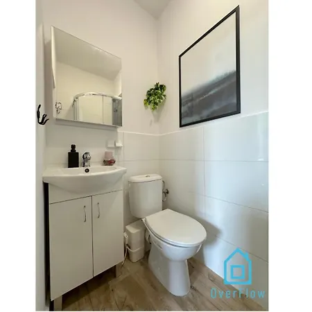 Apartment Birch Studio- Peaceful Retreat, 10 Minutes To Old Town & Seaside *